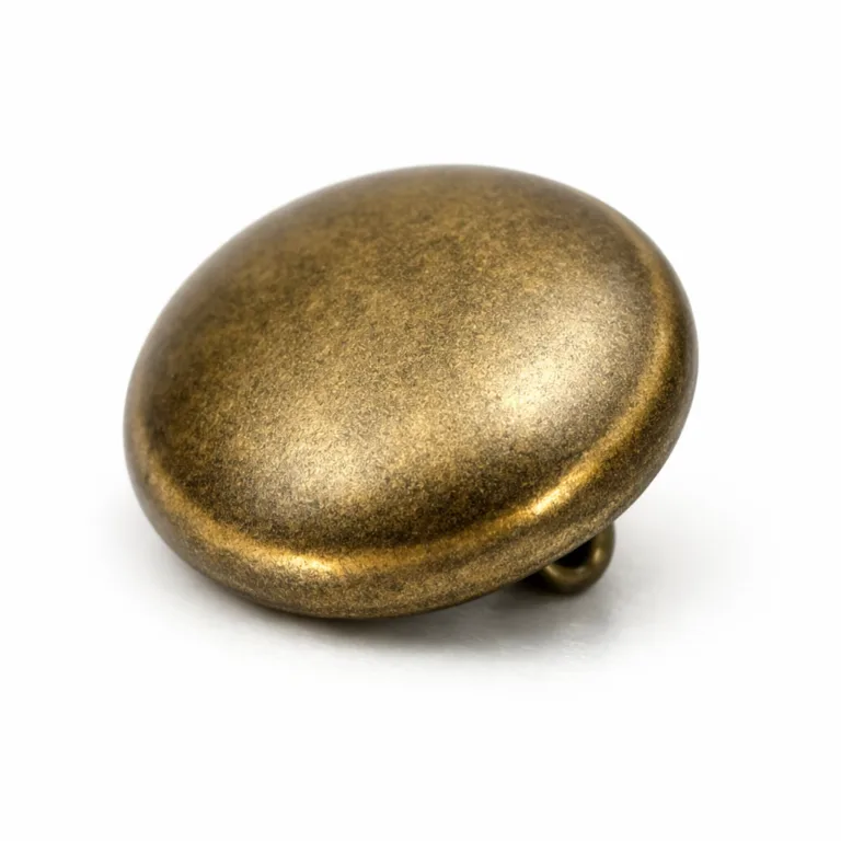 gr die cast metal shank antique brass A die-cast metal shank button in zinc alloy with an antique brass finish, featuring a soft rounded edge. Ideal for classic garments and high-end tailoring.