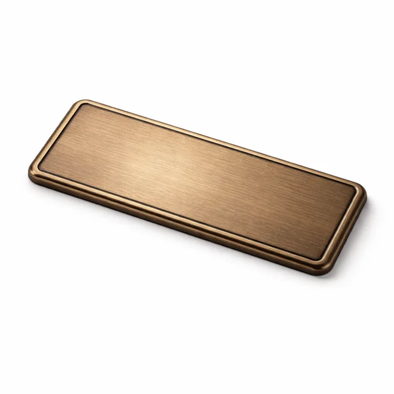 This minimalist label plate is made of antique brass with a smooth, soft rounded edge. The back displays an adhesive layer for easy, tool-free mounting, providing a vintage look for personalized tags.