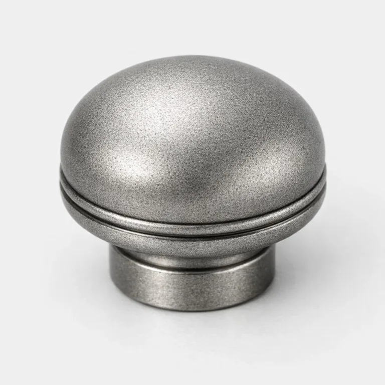 A classic round perfume bottle closure in zinc alloy with an antique silver sandblasted matte finish and a subtle engraved ring detail. Photographed in a studio environment, showcasing vintage charm and finely textured design.